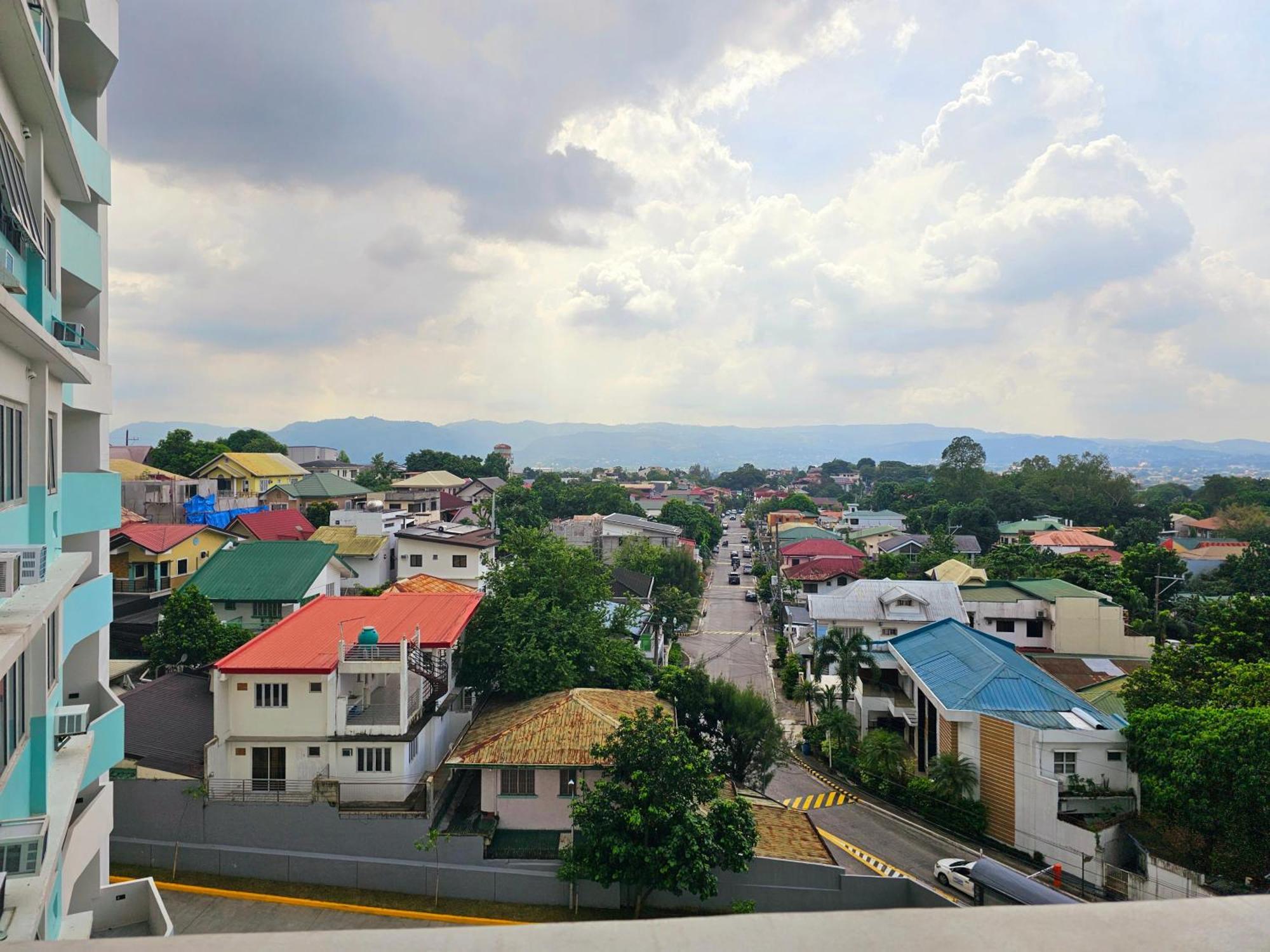 Acellyne'S Suites At The Residences At Commonwealth By Century Quezon City Exterior photo