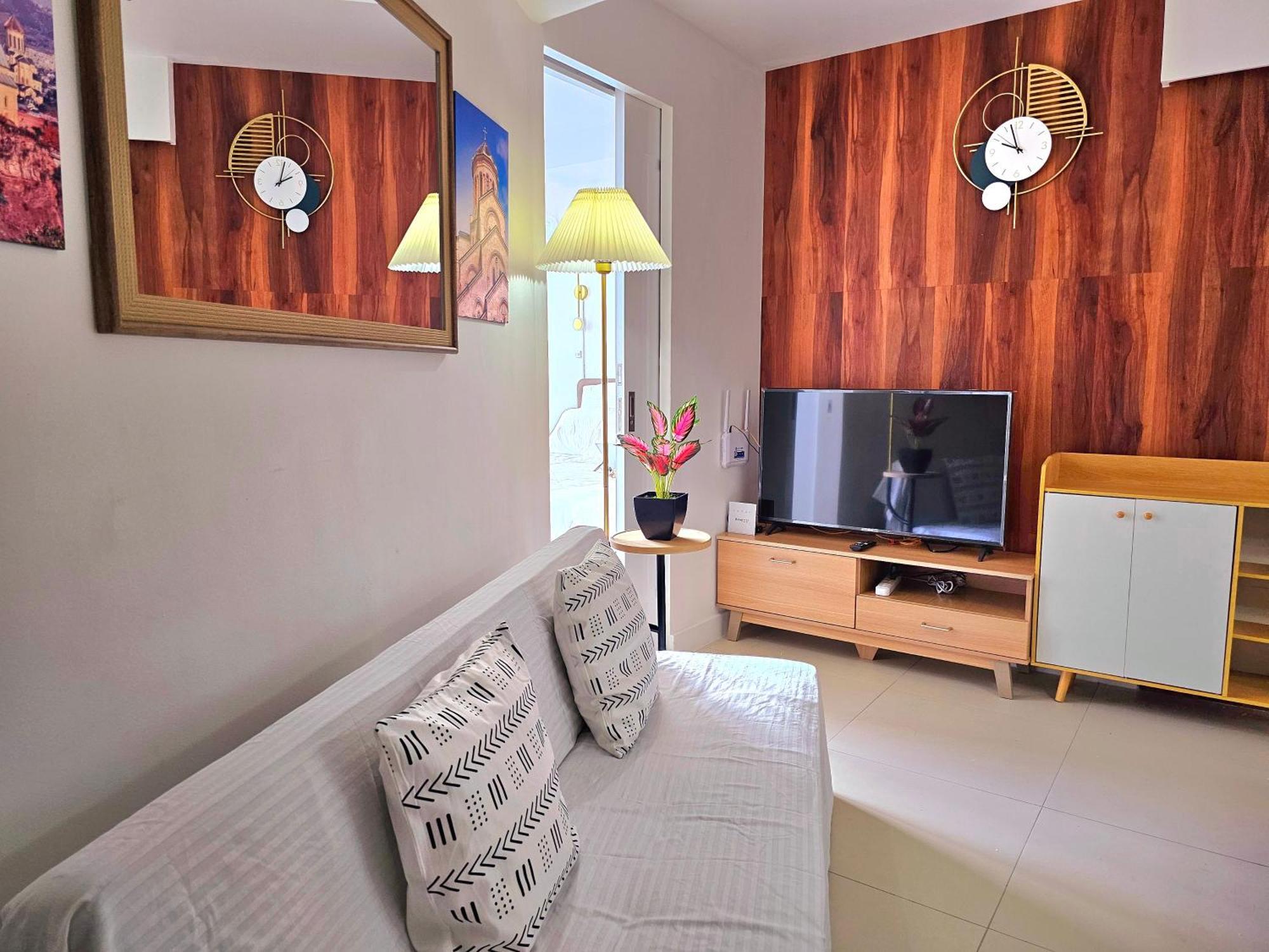 Acellyne'S Suites At The Residences At Commonwealth By Century Quezon City Exterior photo