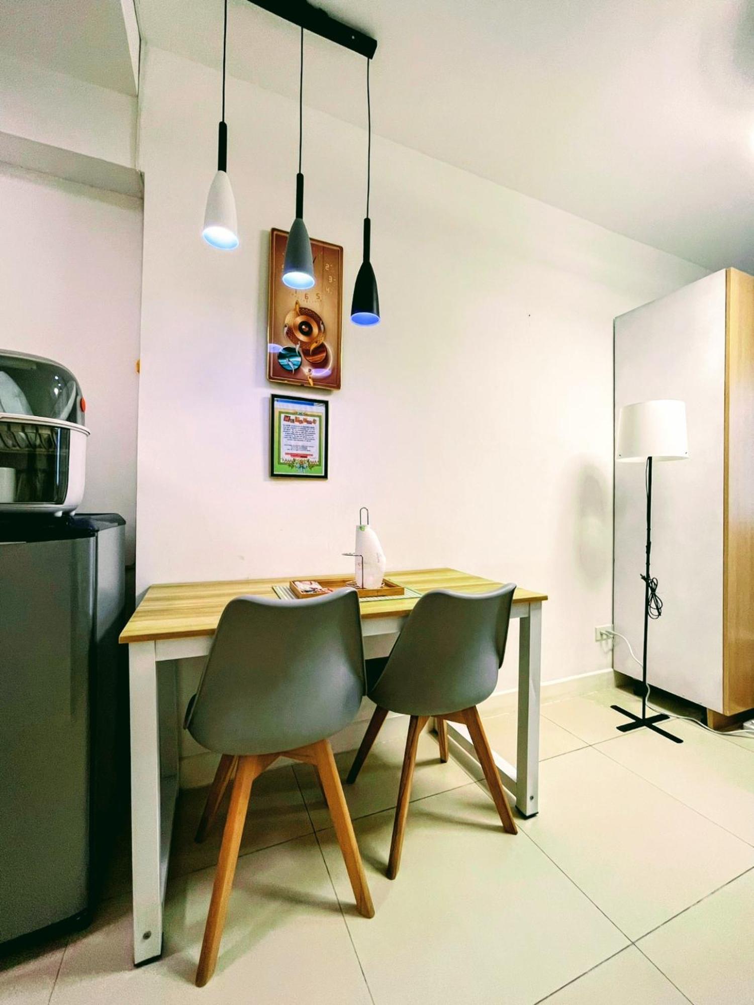 Acellyne'S Suites At The Residences At Commonwealth By Century Quezon City Room photo