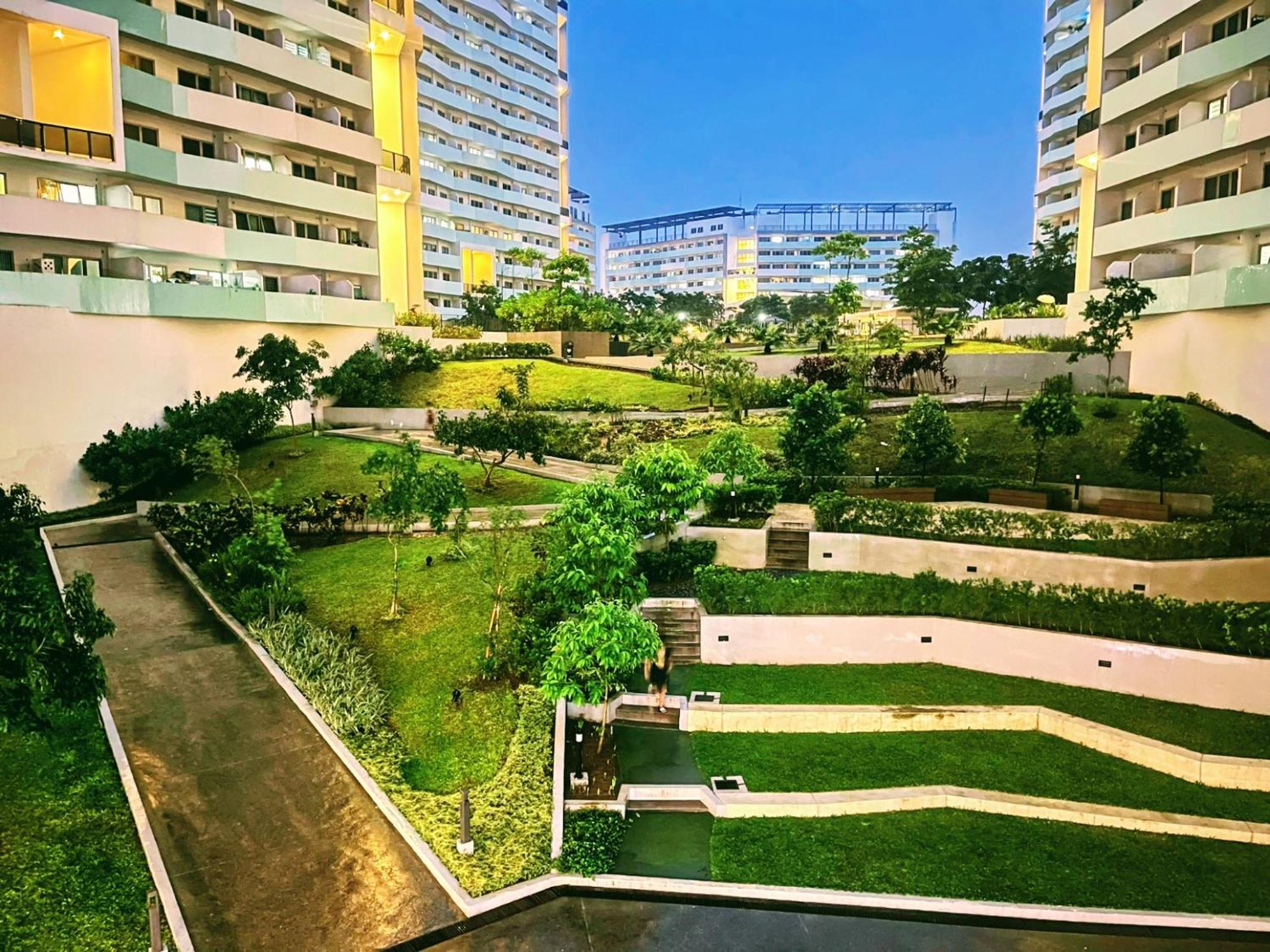 Acellyne'S Suites At The Residences At Commonwealth By Century Quezon City Exterior photo