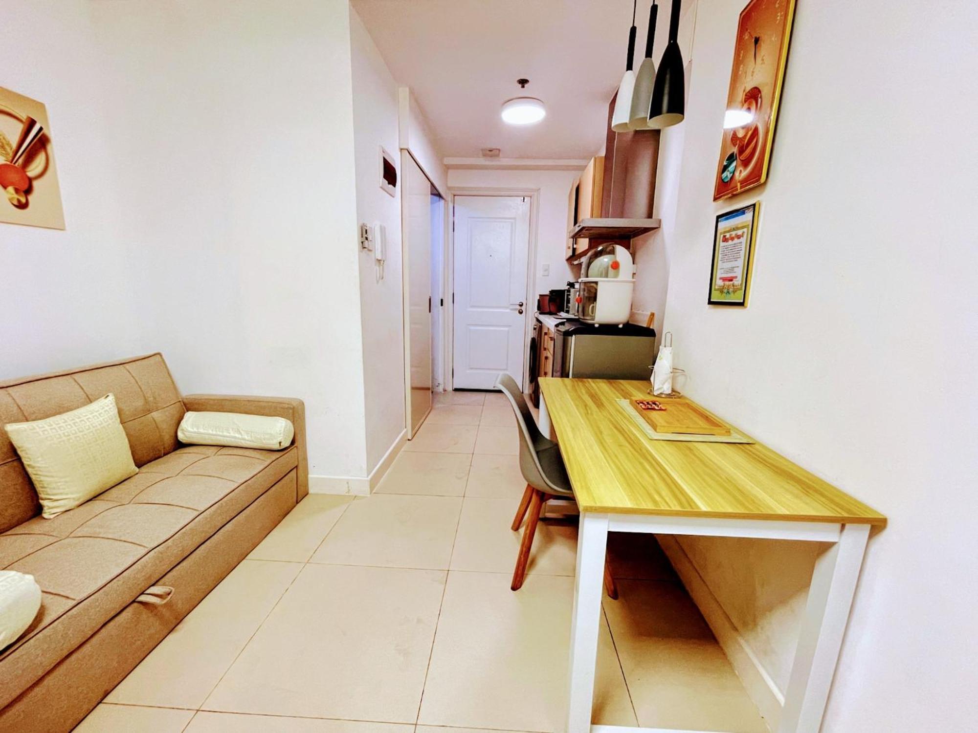 Acellyne'S Suites At The Residences At Commonwealth By Century Quezon City Room photo