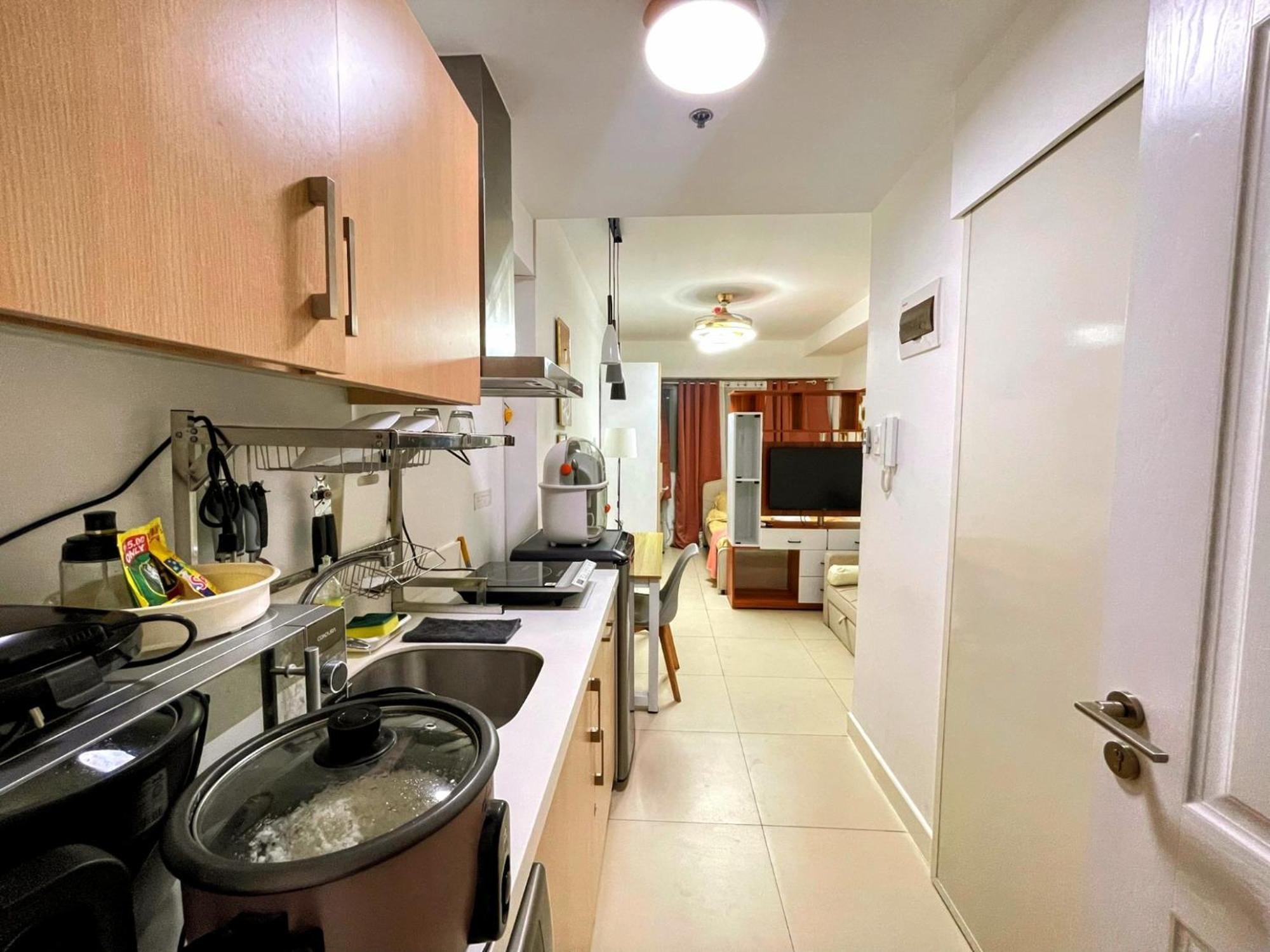 Acellyne'S Suites At The Residences At Commonwealth By Century Quezon City Room photo